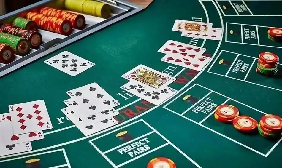 pkpk222 App Slots MNL Sportsbook Myanmar ကစားသမားများ ဖုန်းဖြင့်ကစားနေသောမြင်ကွင်း